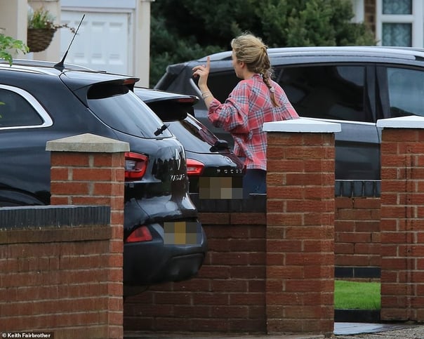 30587162-8507771-Heading_off_Jodie_looked_casually_elegant_in_a_plaid_pink_and_bl-a-1_1594329250847