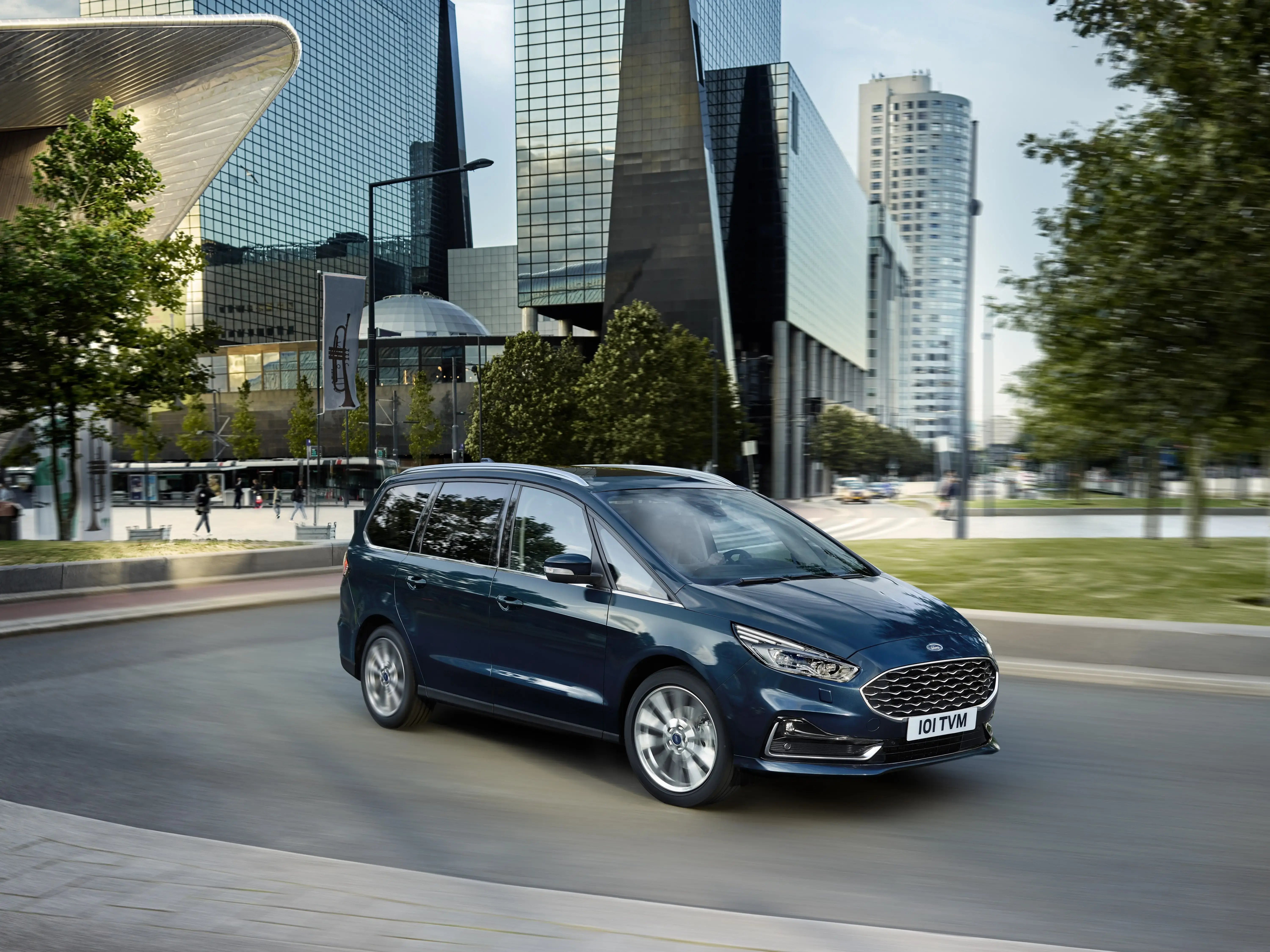 Blue-Ford-Galaxy-dynamic-city-drive