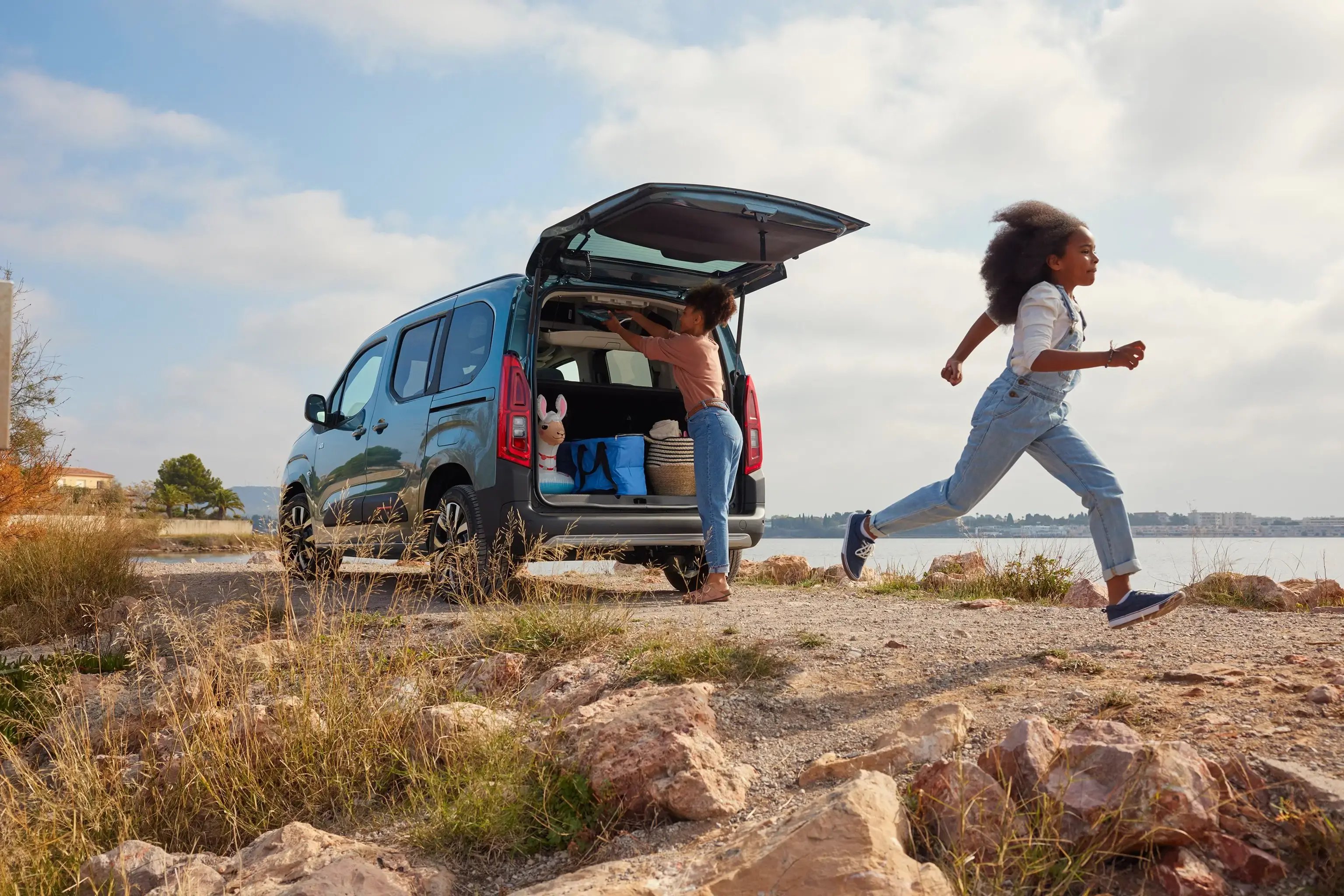 Citroen-Berlingo-open-boot-picnic-mother-daughter