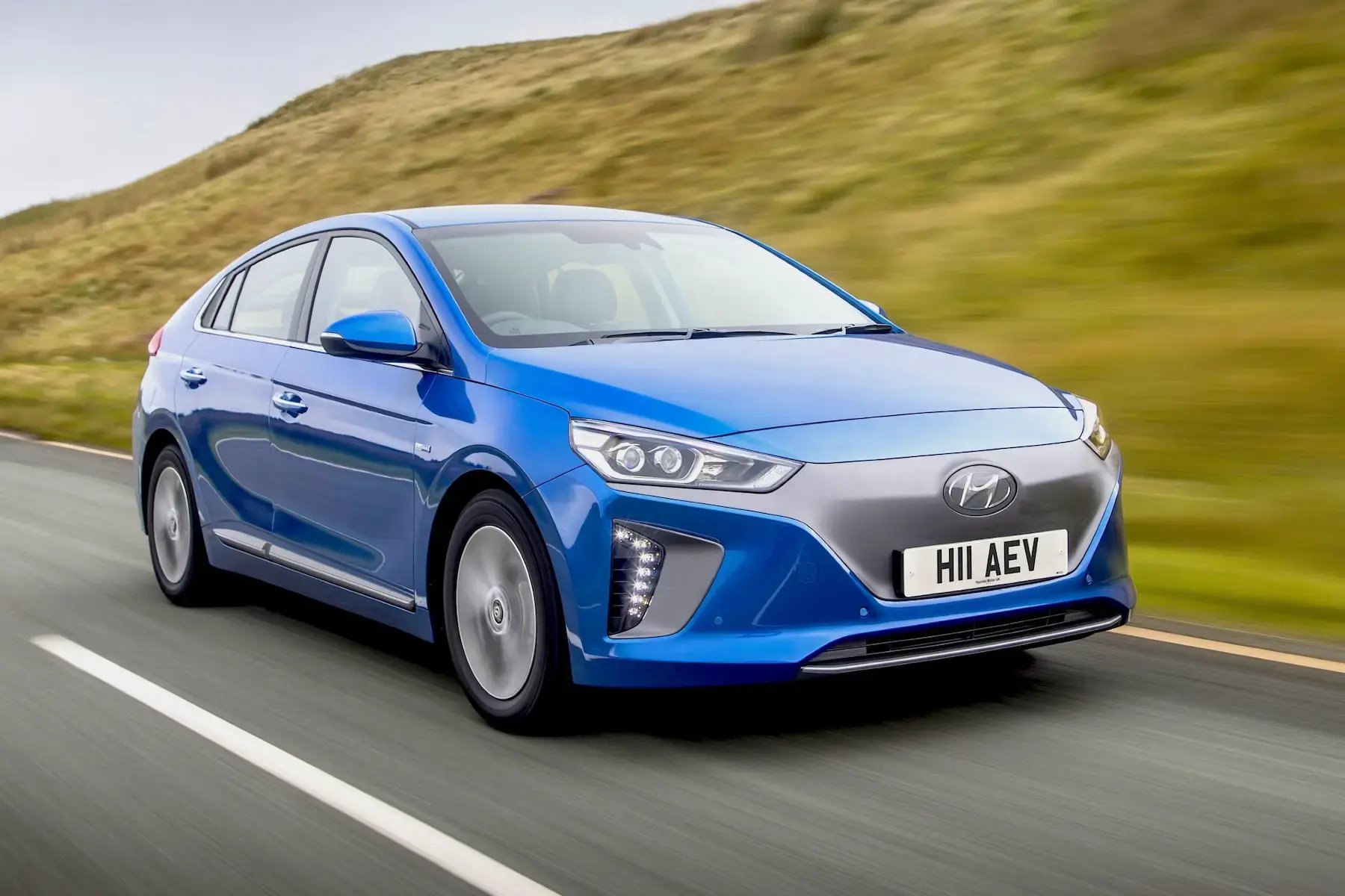 Hyundai-Ioniq-Electric-dynamic