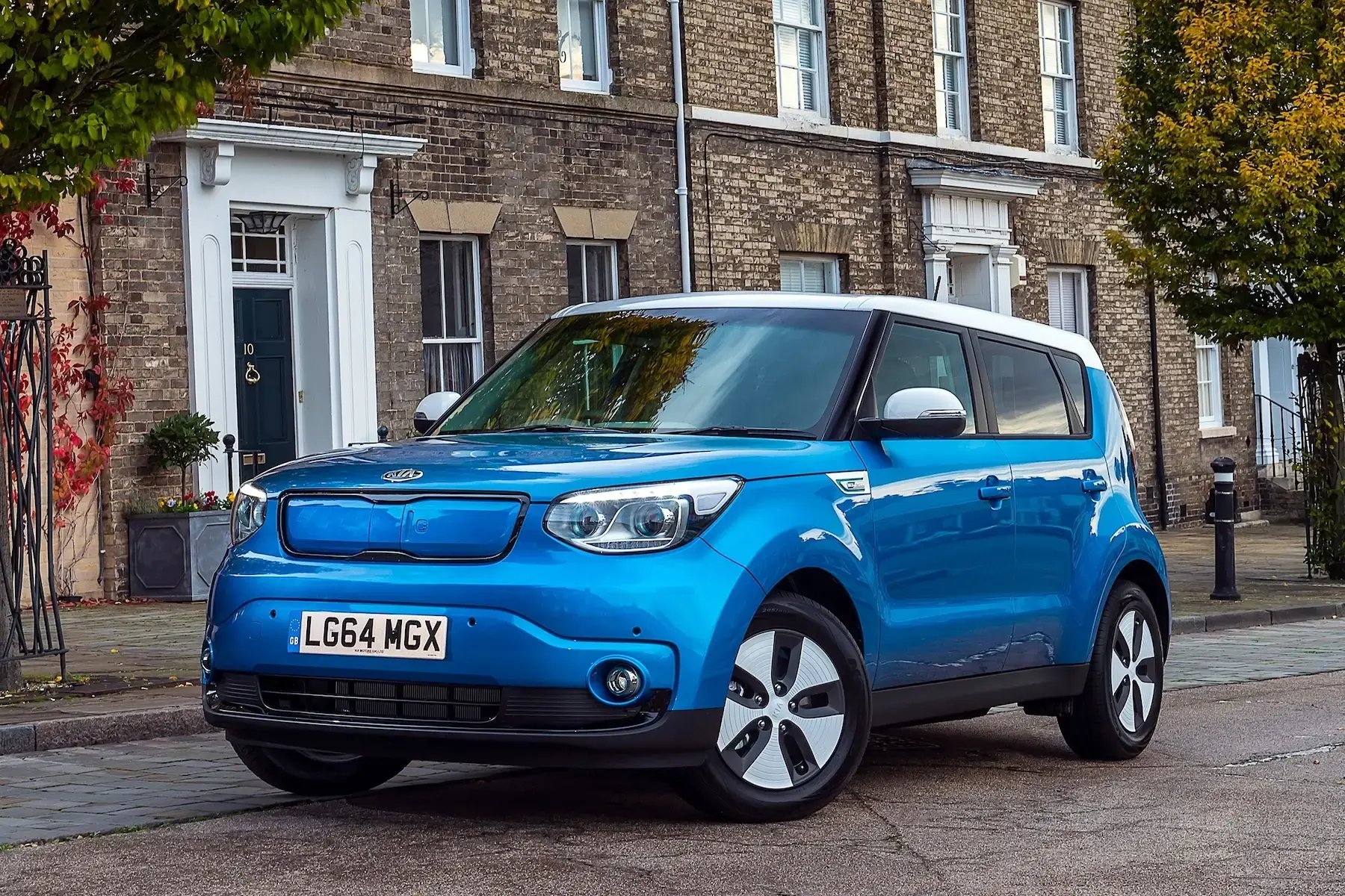 Kia-Soul-EV-parked-neigbourhood