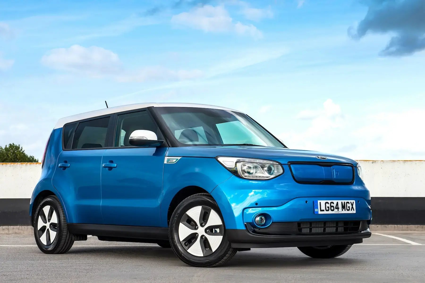 Kia-Soul-EV-parked-sky