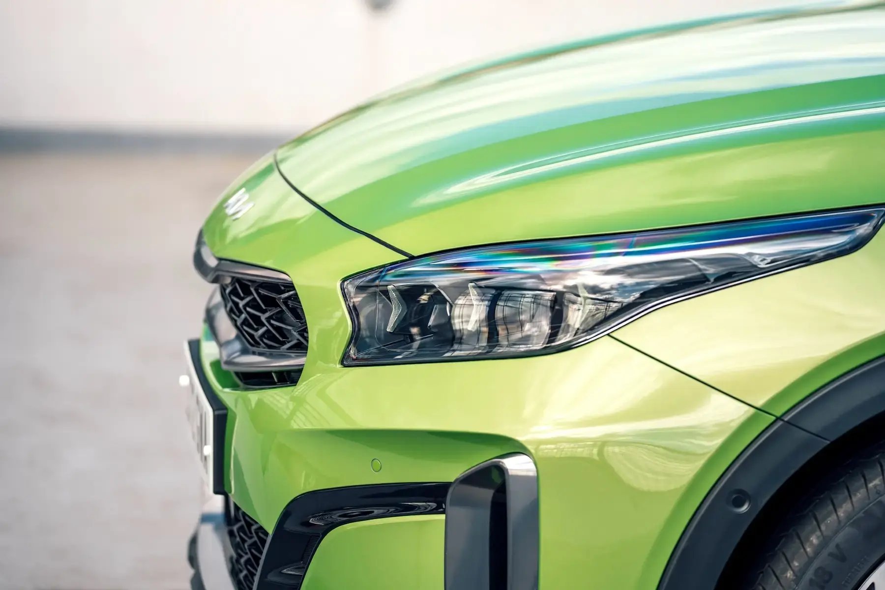 Kia-XCeed-green-headlight-side