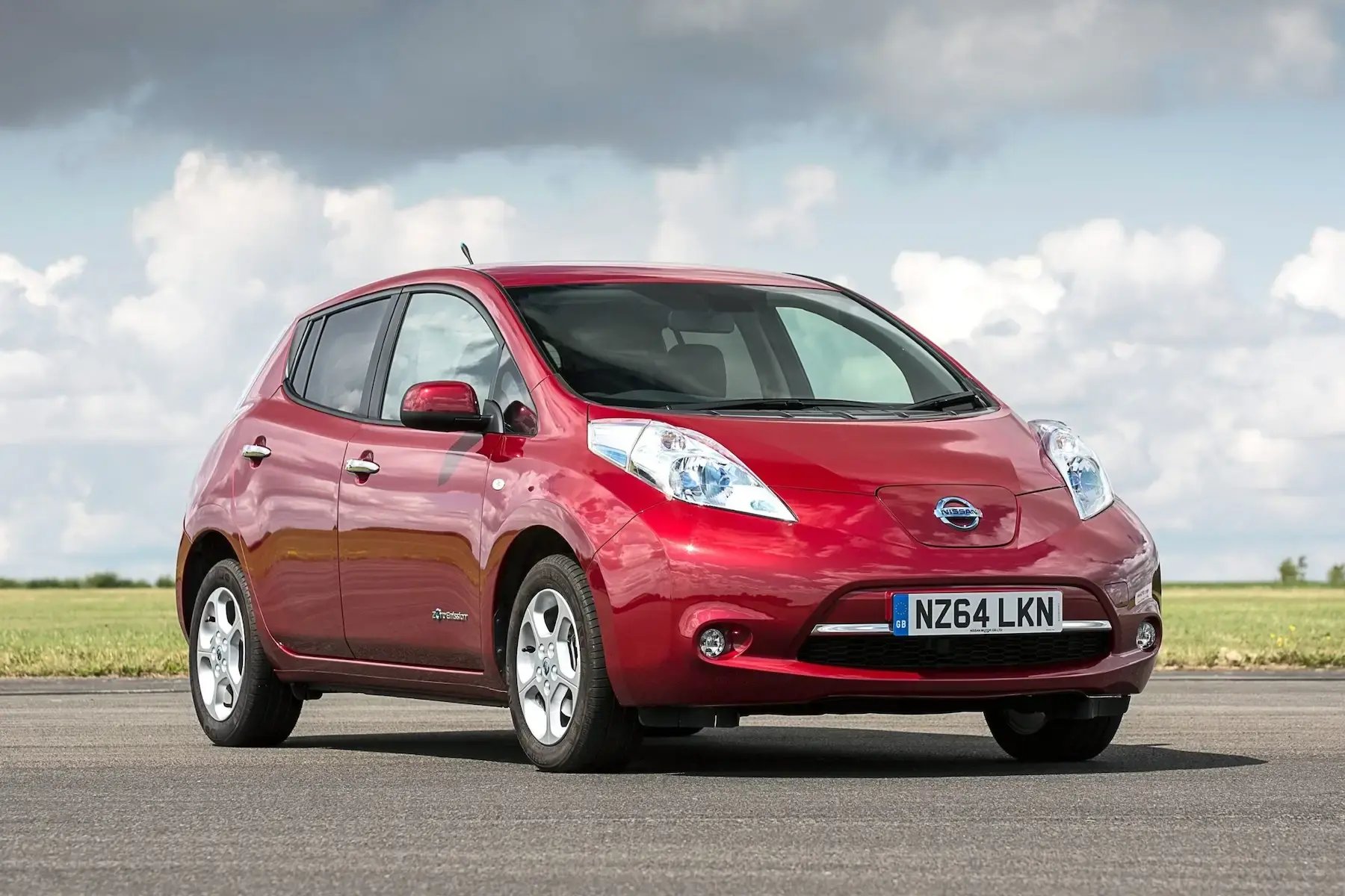 Nissan-Leaf-parked-nimbus-skies