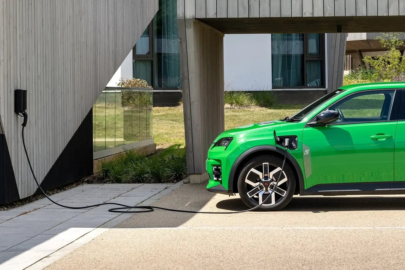 Renault-5-E-Tech-charging