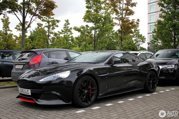 Aston Martin Vanquish-2015-carbon-black-edition