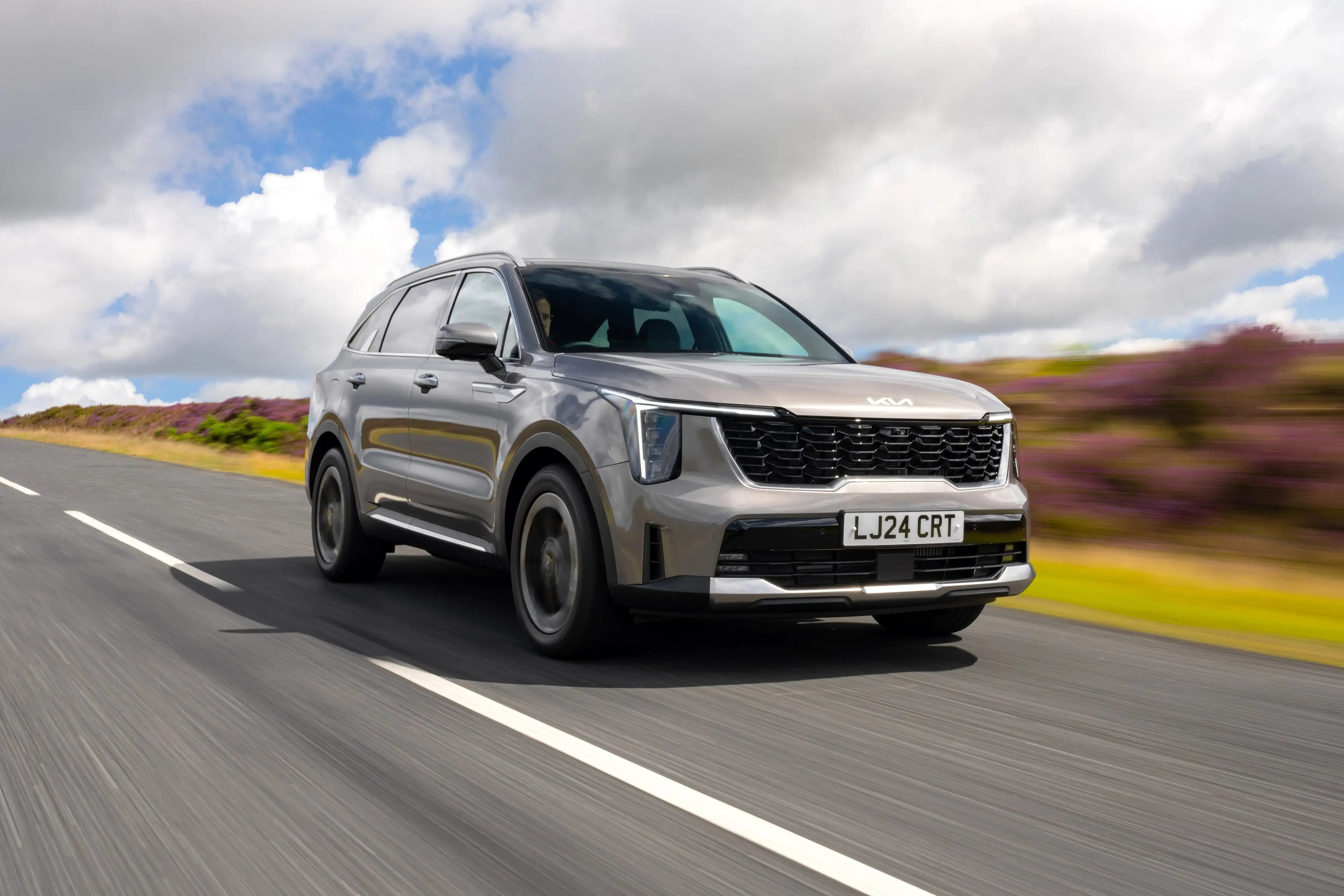 beige-Kia-Sorento-dynamic-front