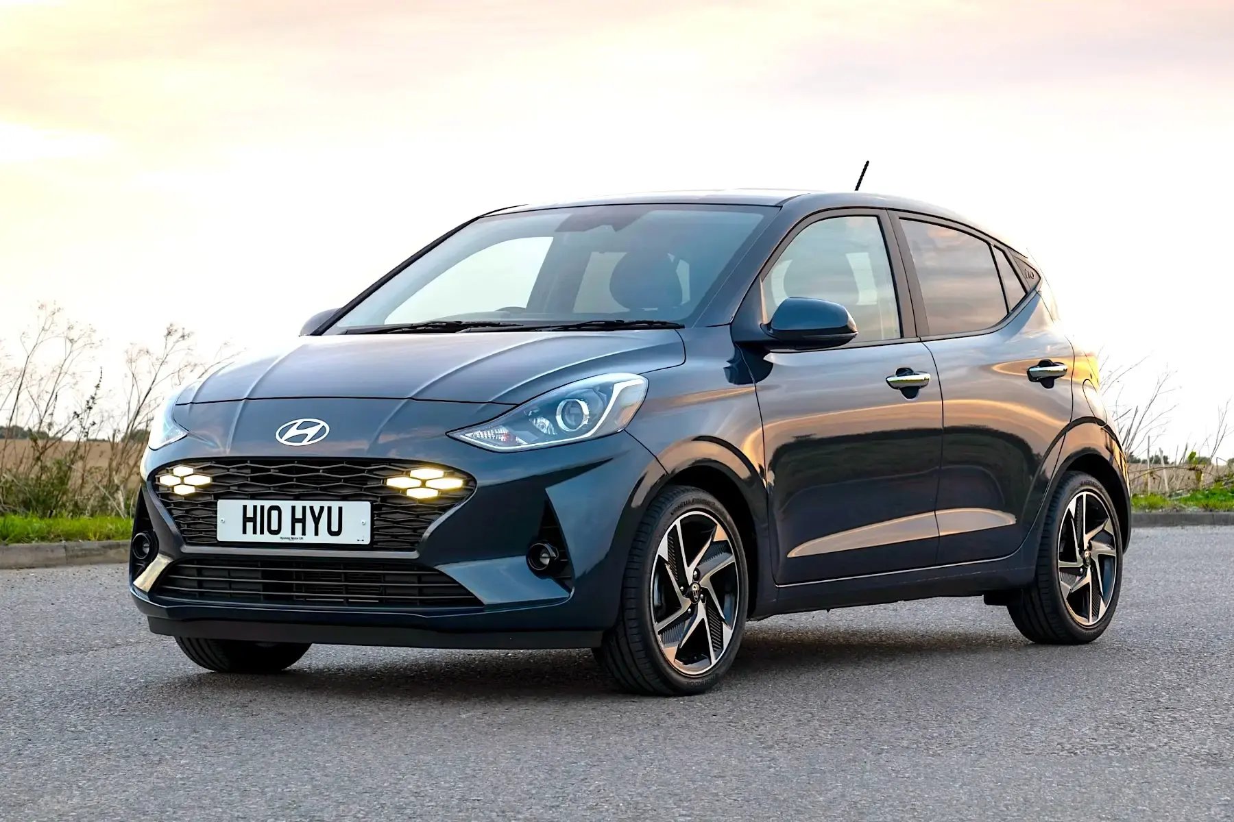 black-Hyundai-i10-parked-1