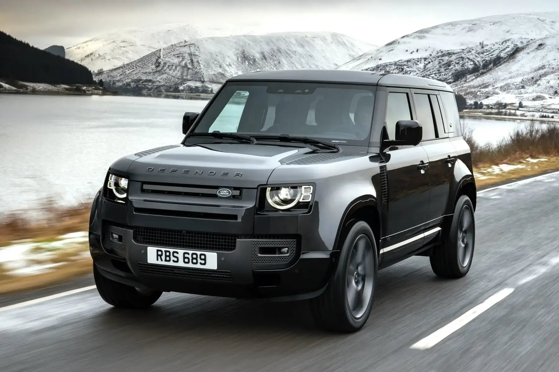 black-Land-Rover-Defender-110-dynamic-snow