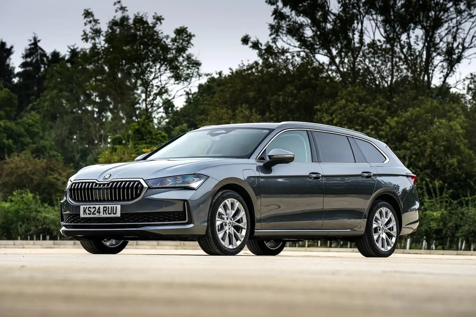 black-Skoda-Superb-Estate-parked-1