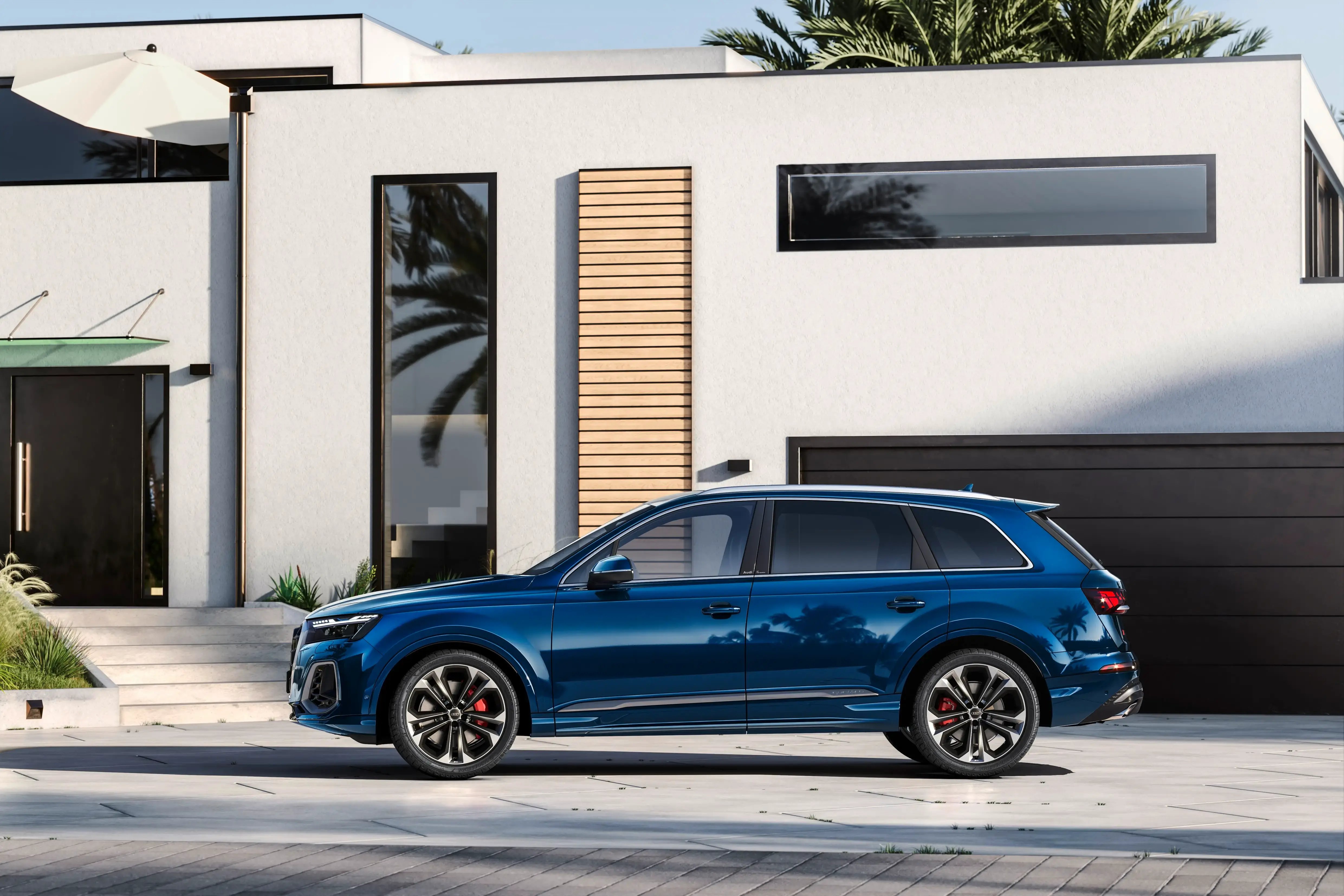 blue-Audi-Q7-side