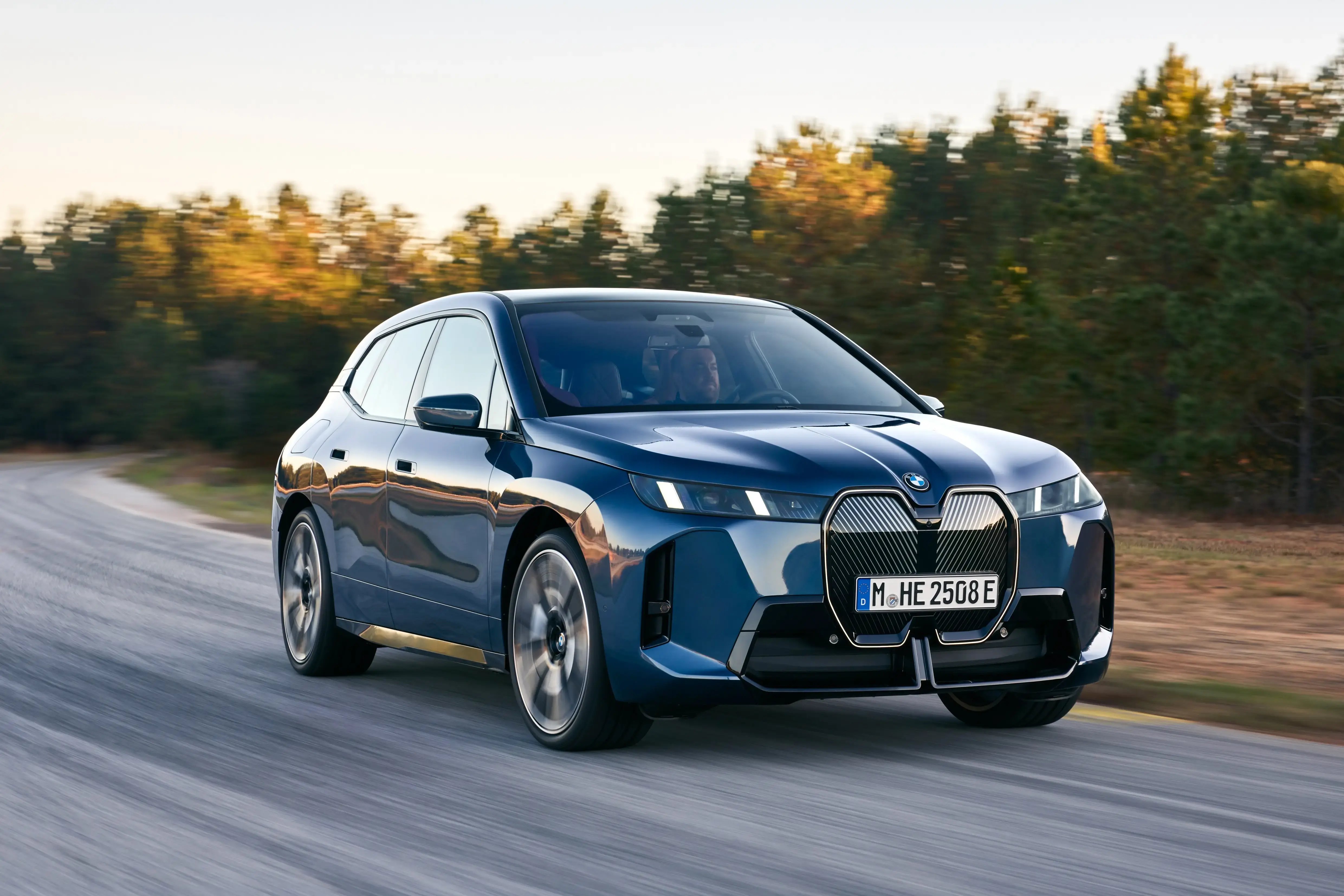 blue-BMW-iX-dynamic