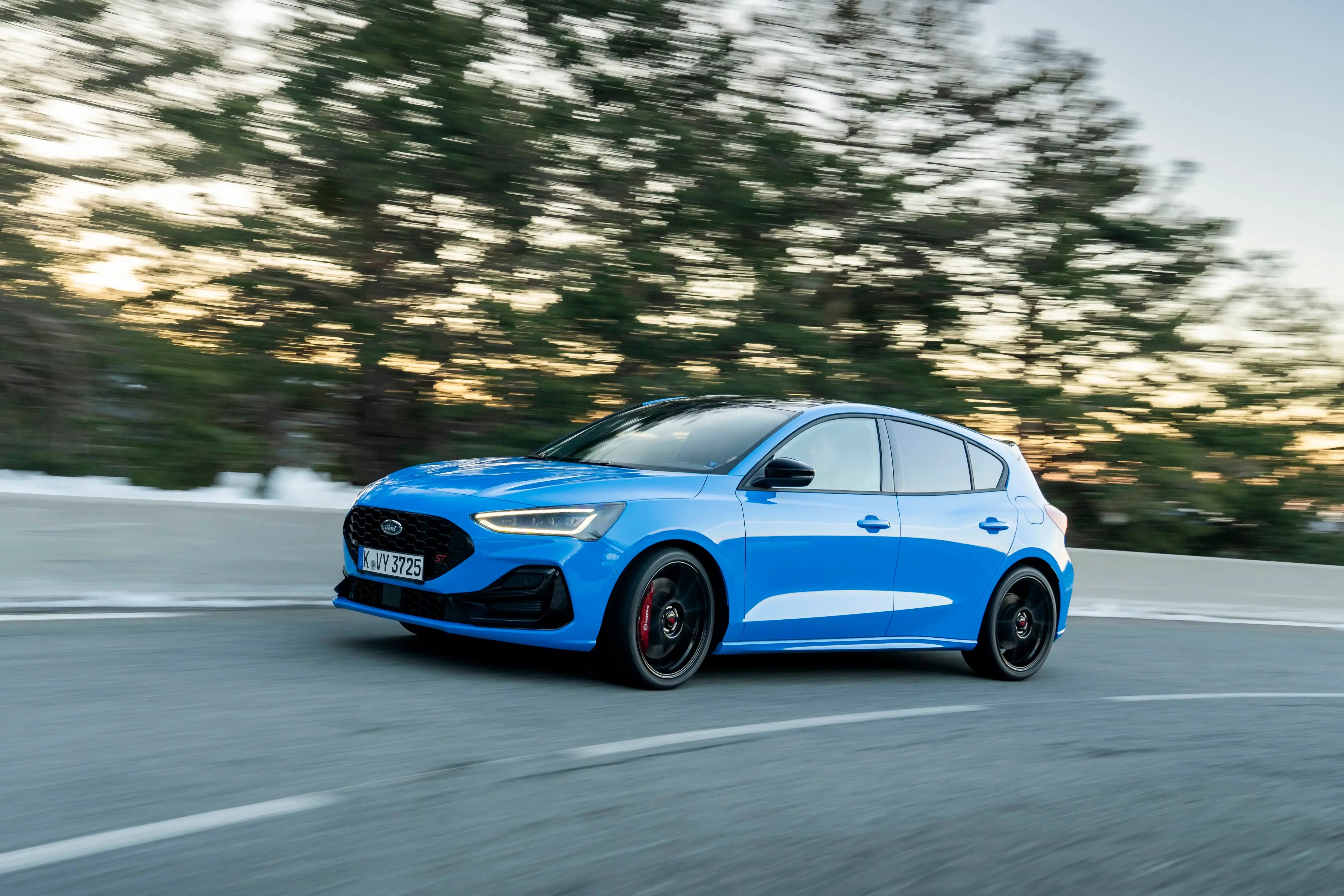 blue-Ford-Focus-ST-dynamic-side