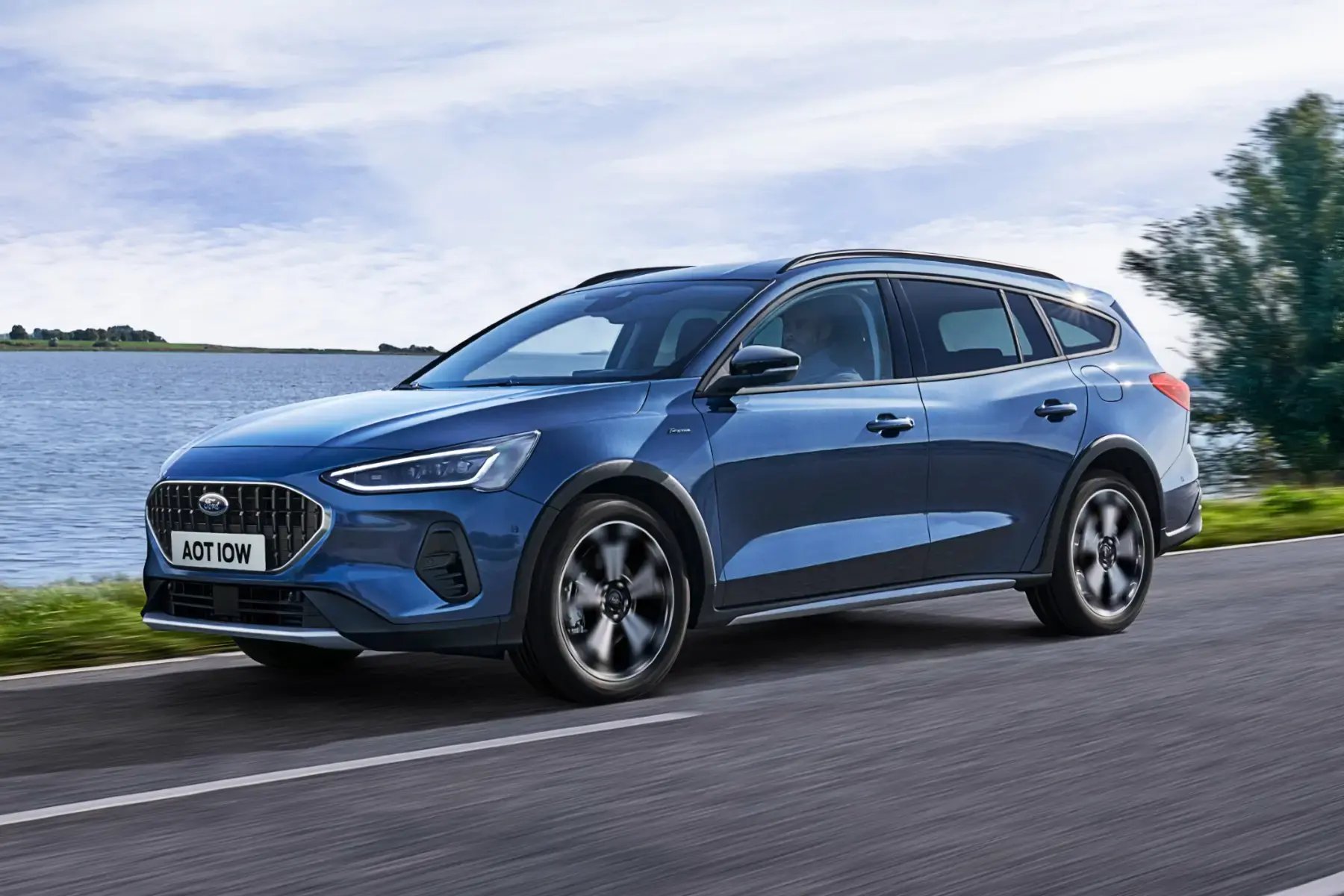 blue-Ford-Focus-dynamic-side