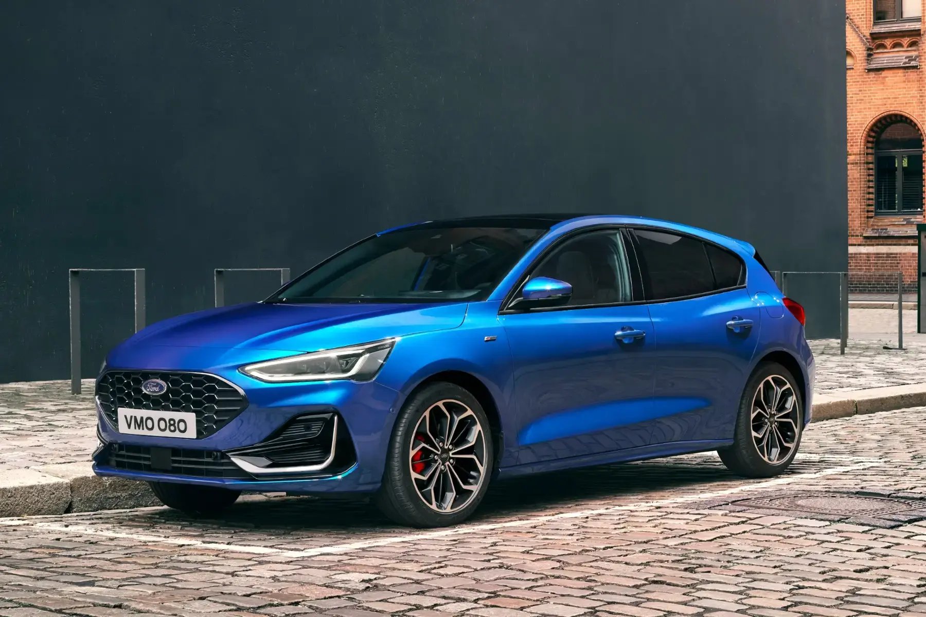 blue-Ford-Focus-parked