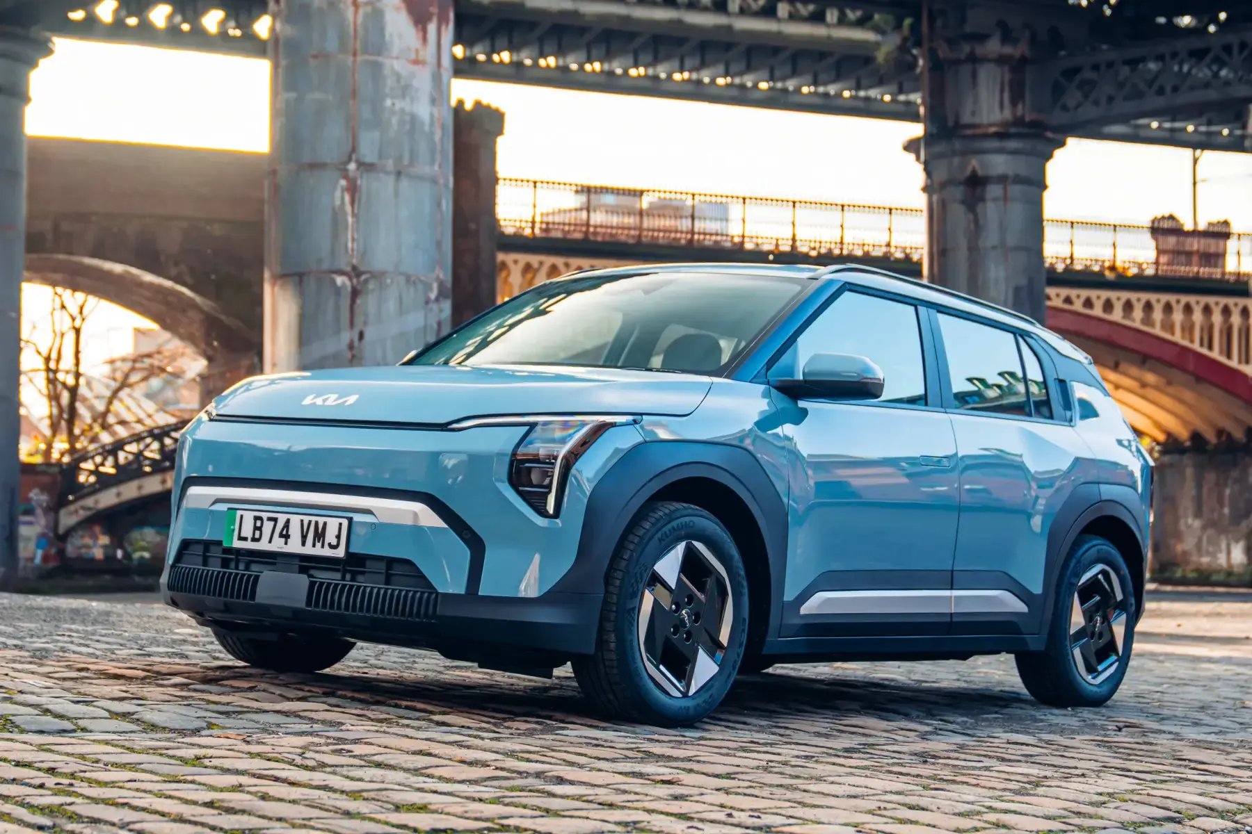 blue-Kia-EV3-parked-1