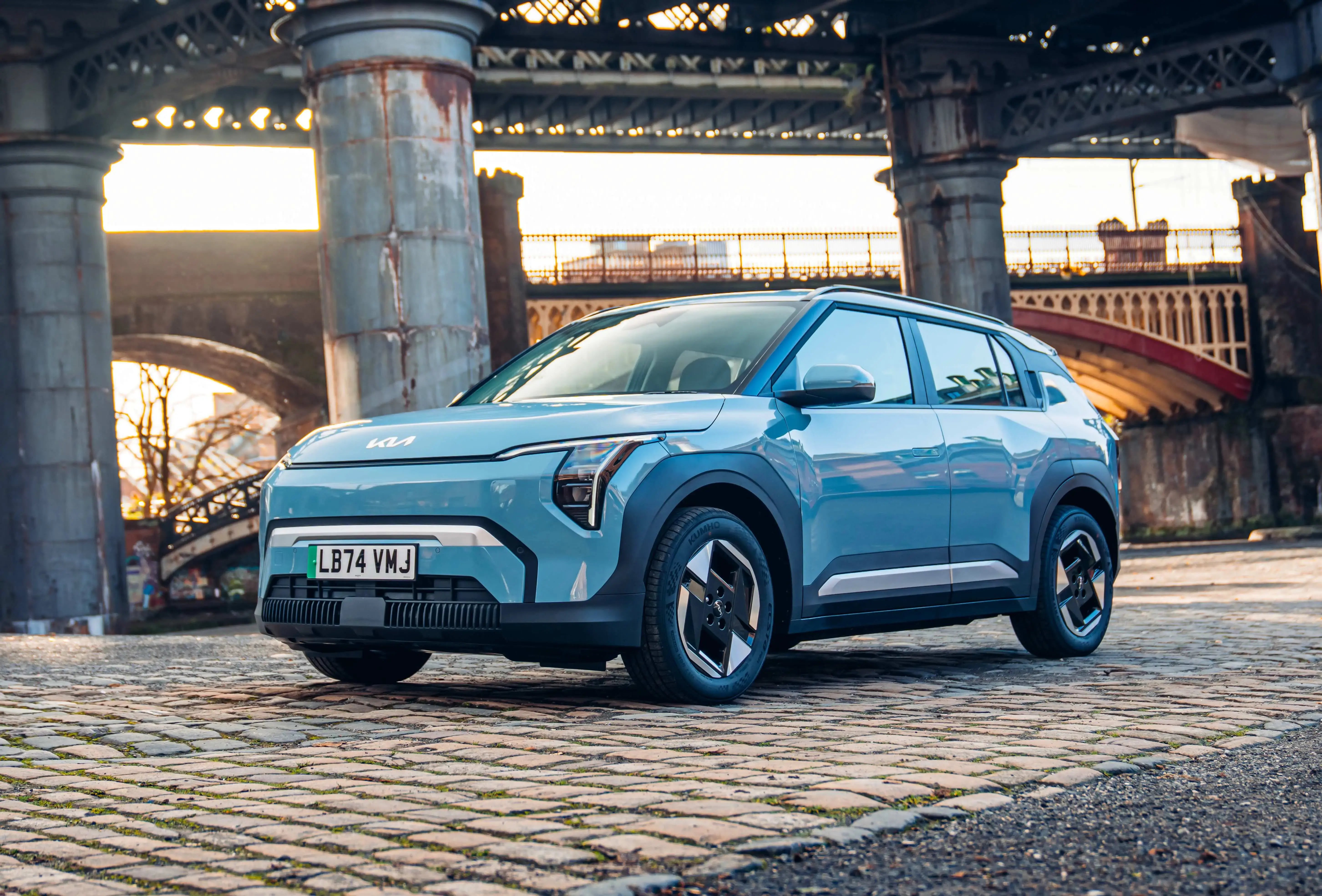 blue-Kia-EV3-parked