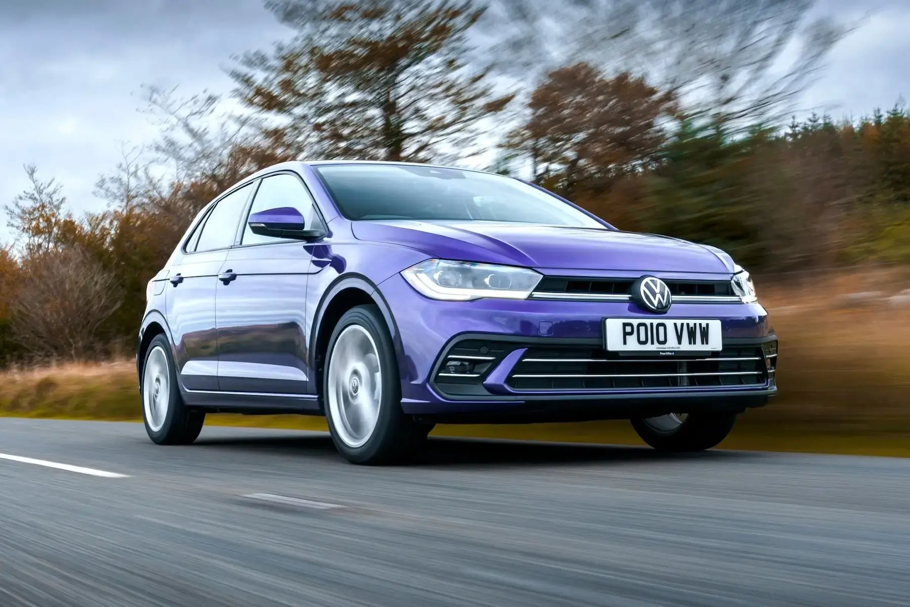 blue-Volkswagen-Polo-dynamic-front