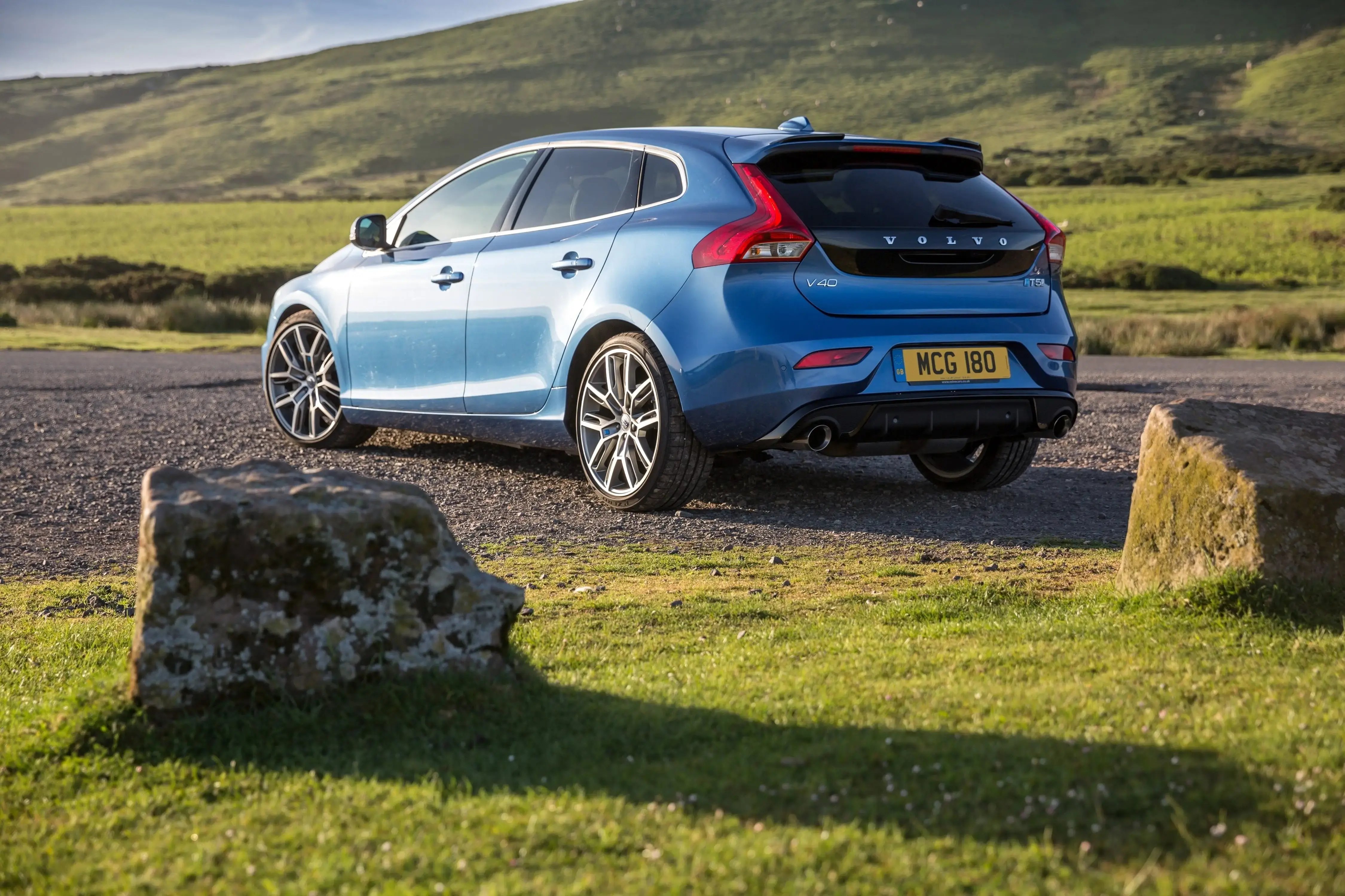 blue-Volvo-V40-parked-back
