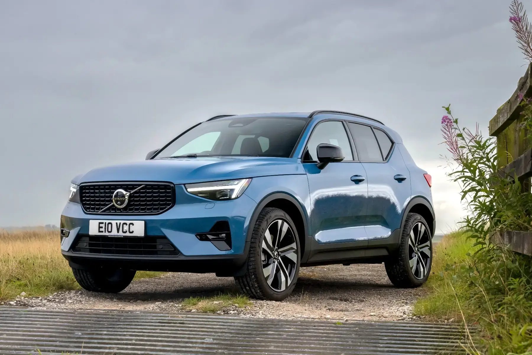 blue-Volvo-XC40-parked