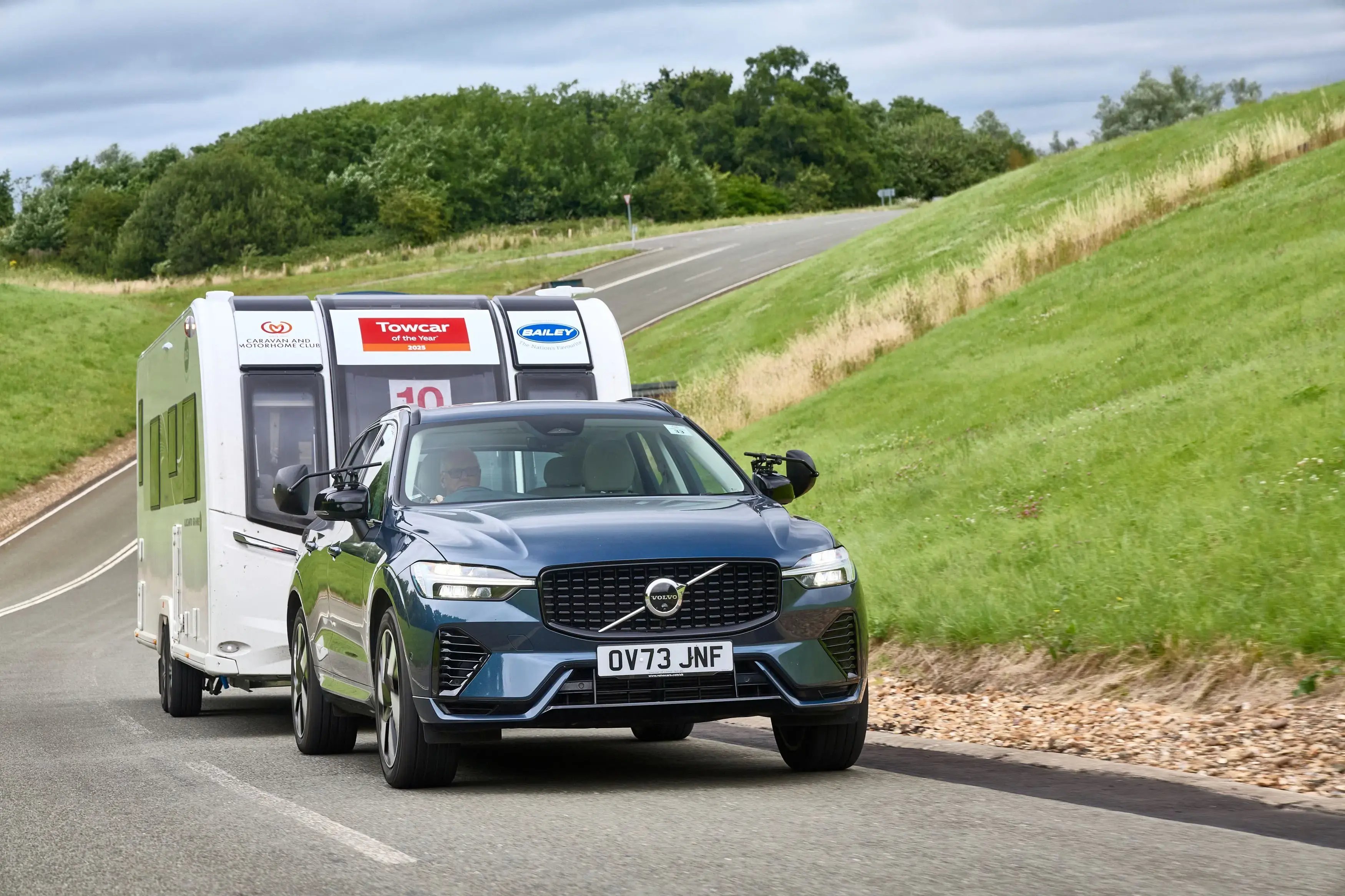 blue-Volvo-XC60-dynamic-front-with-camper