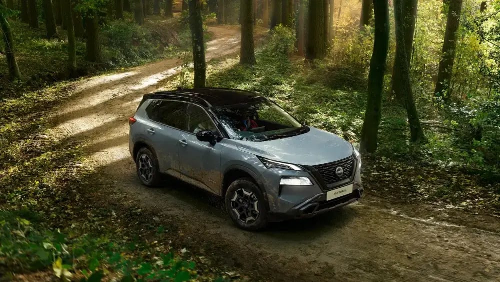 blue-grey-nissan-xtrail-offroad-forest-trail