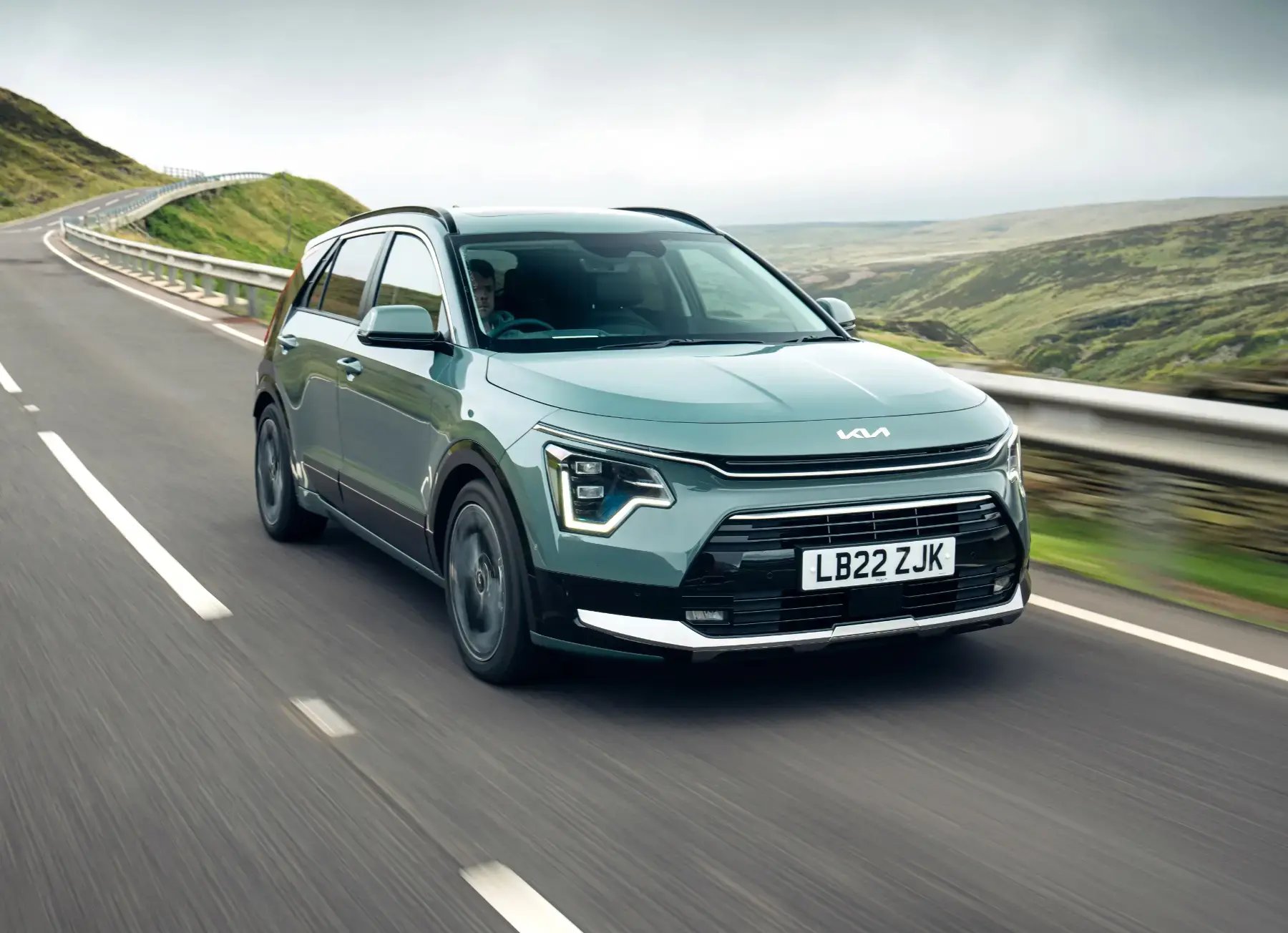 green-Kia-Niro-dynamic