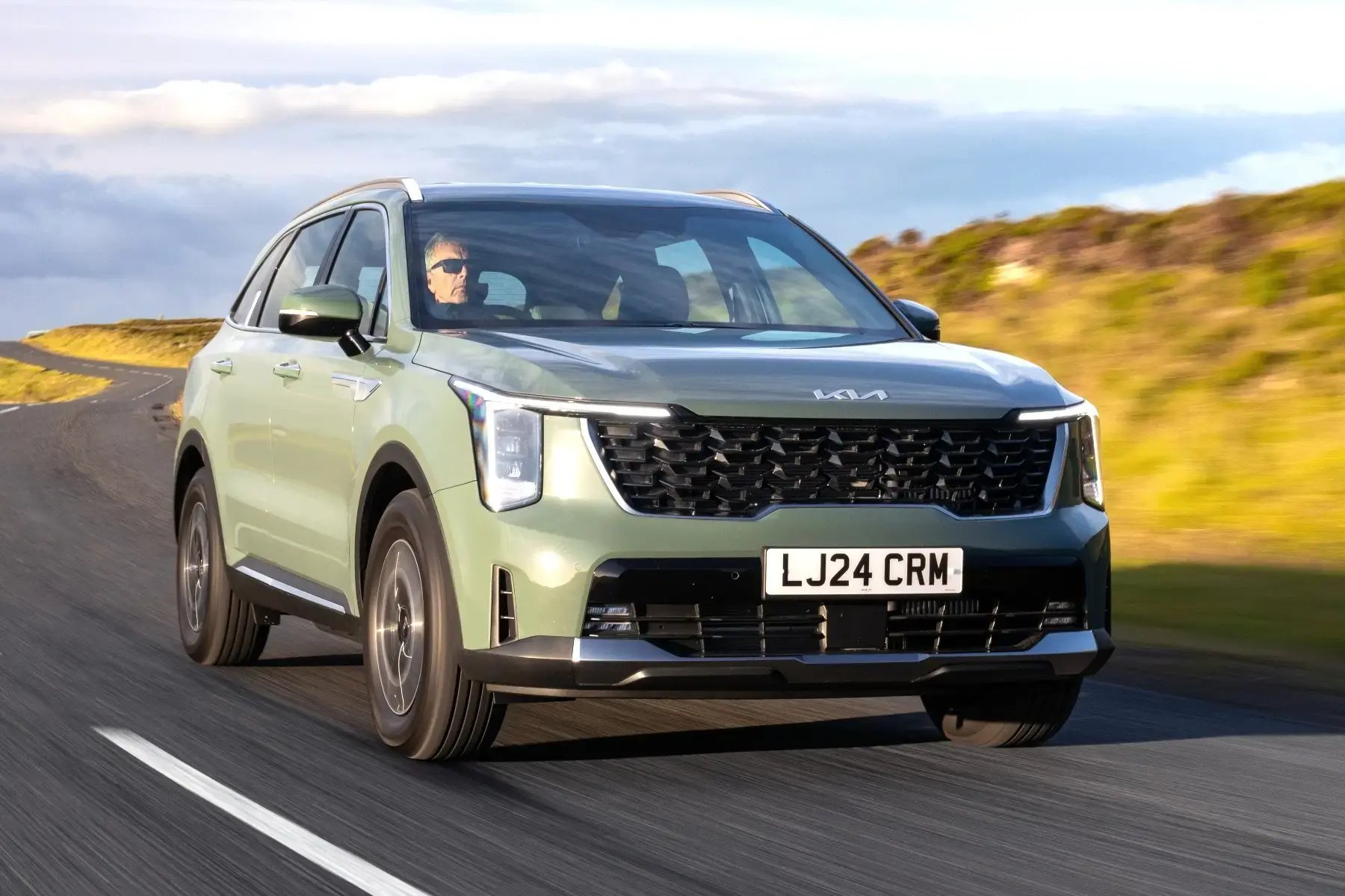 light-green-Kia-Sorento-dynamic