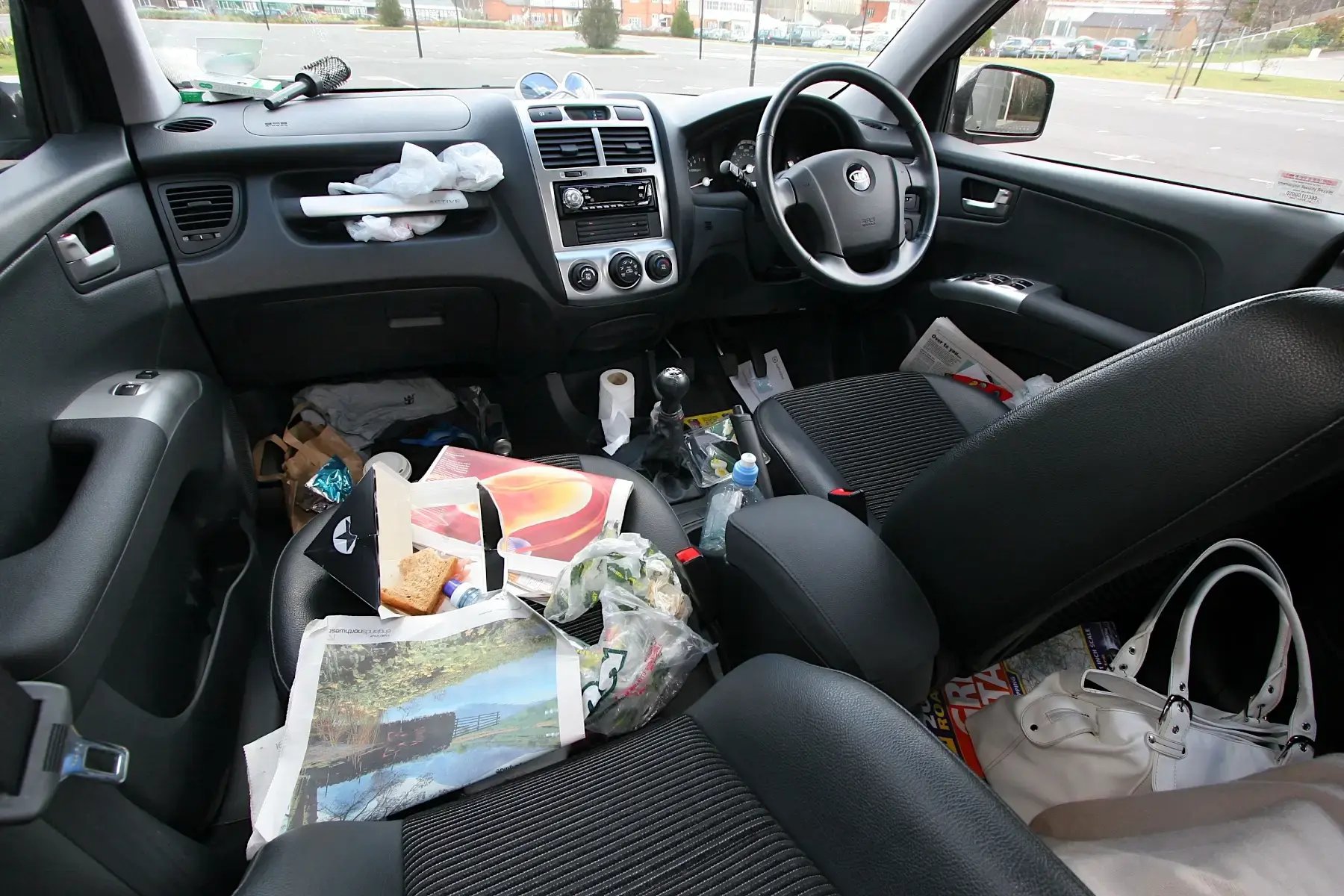 messy-car-interior