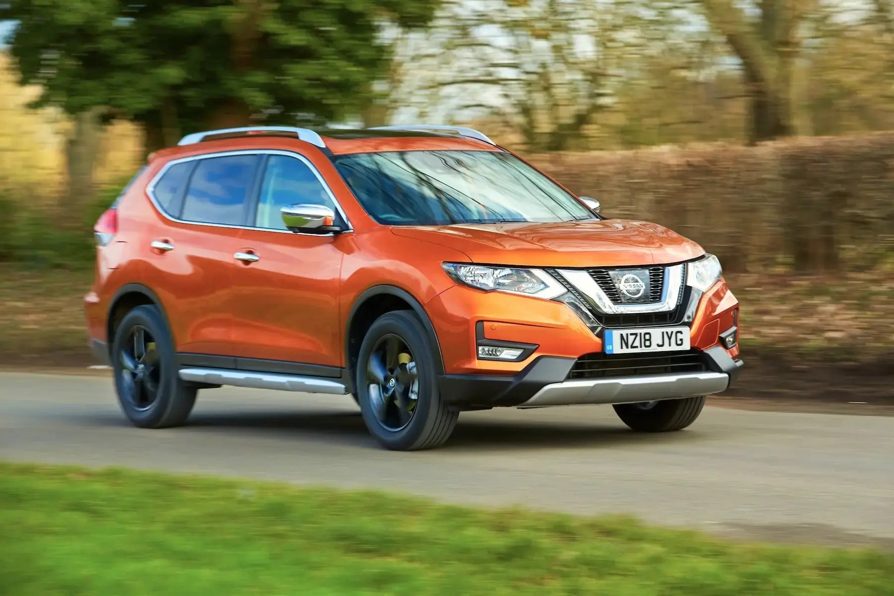 orange-Nissan-X-Trail-dynamic-front