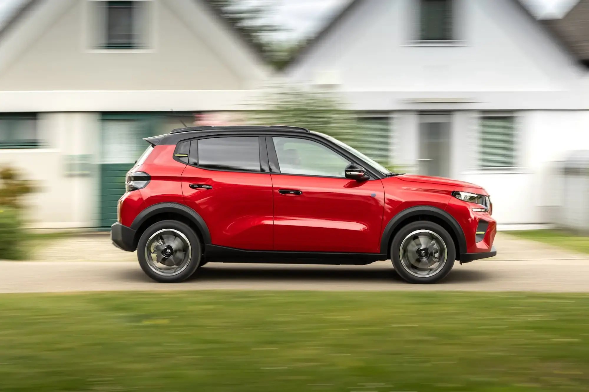 red-Citroen-C3-dynamic-side