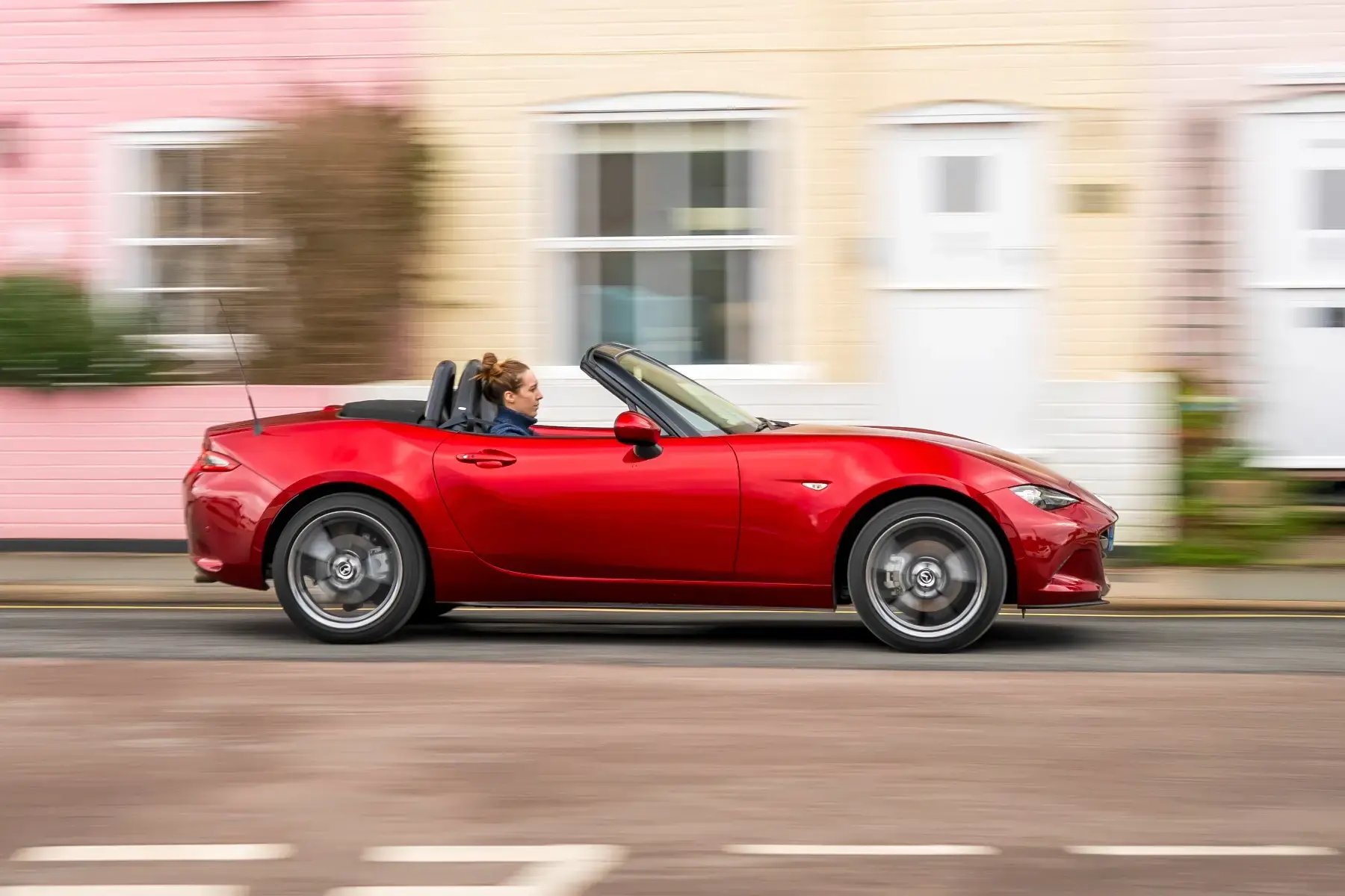 red-Mazda-MX-5-dynamic-side