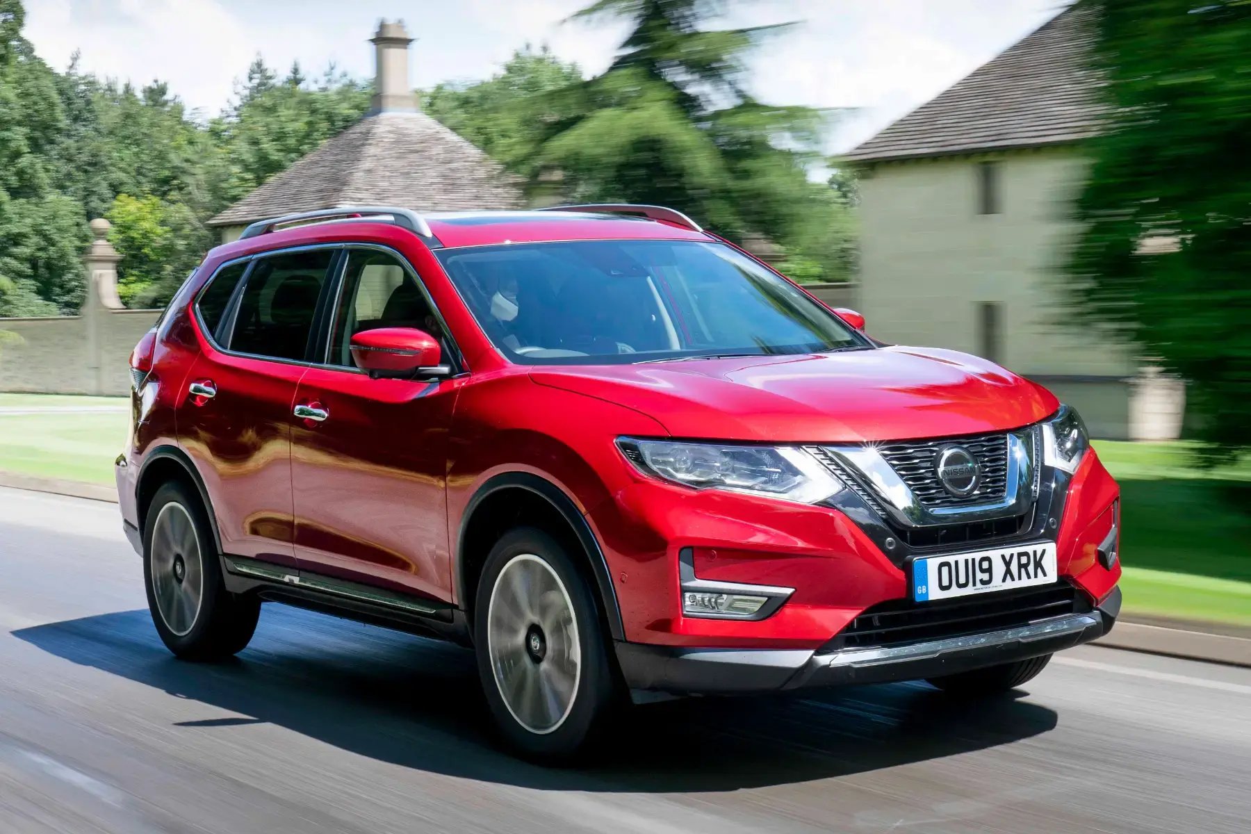 red-Nissan-X-Trail -front