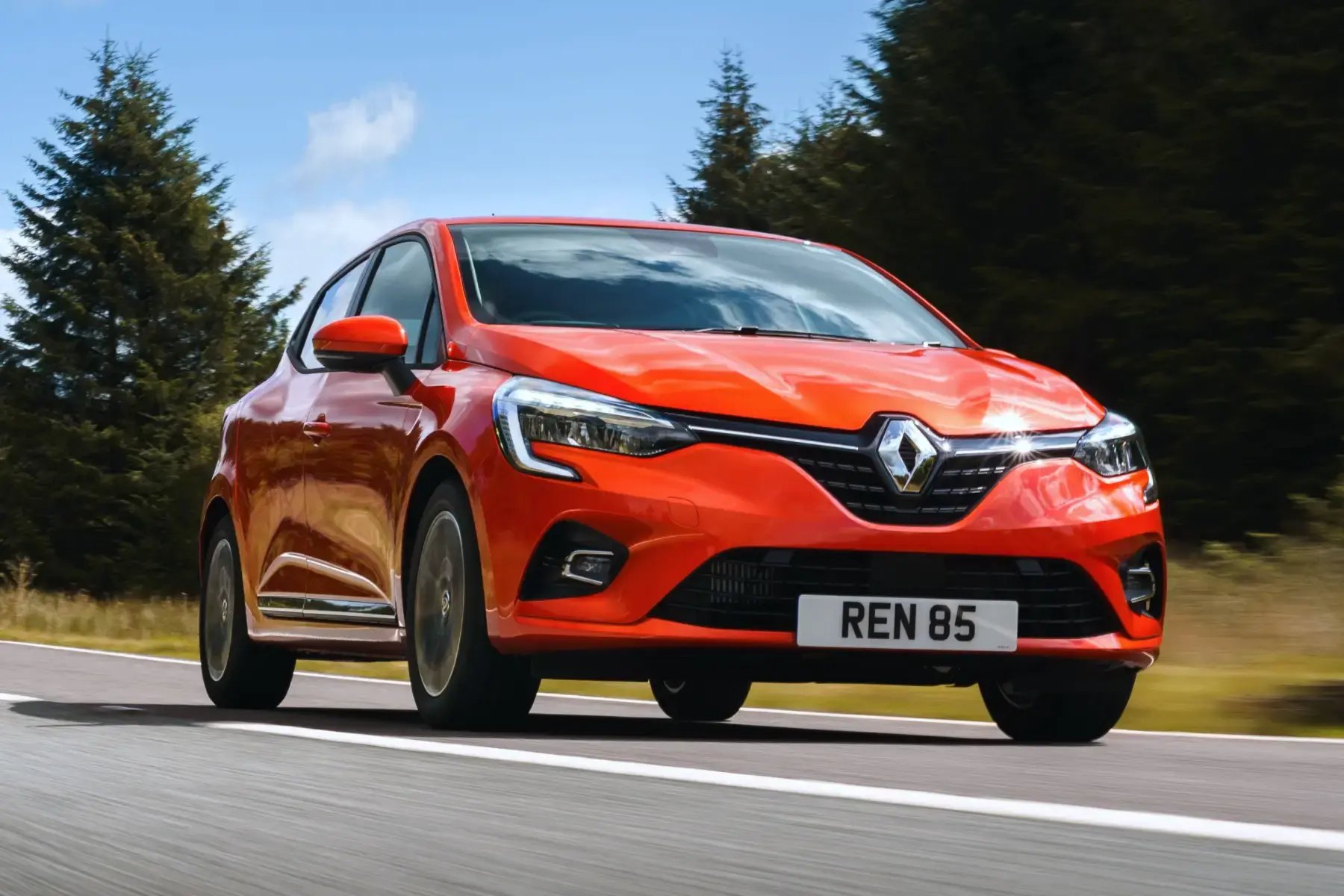 red-orange-Renault-Clio-dynamic
