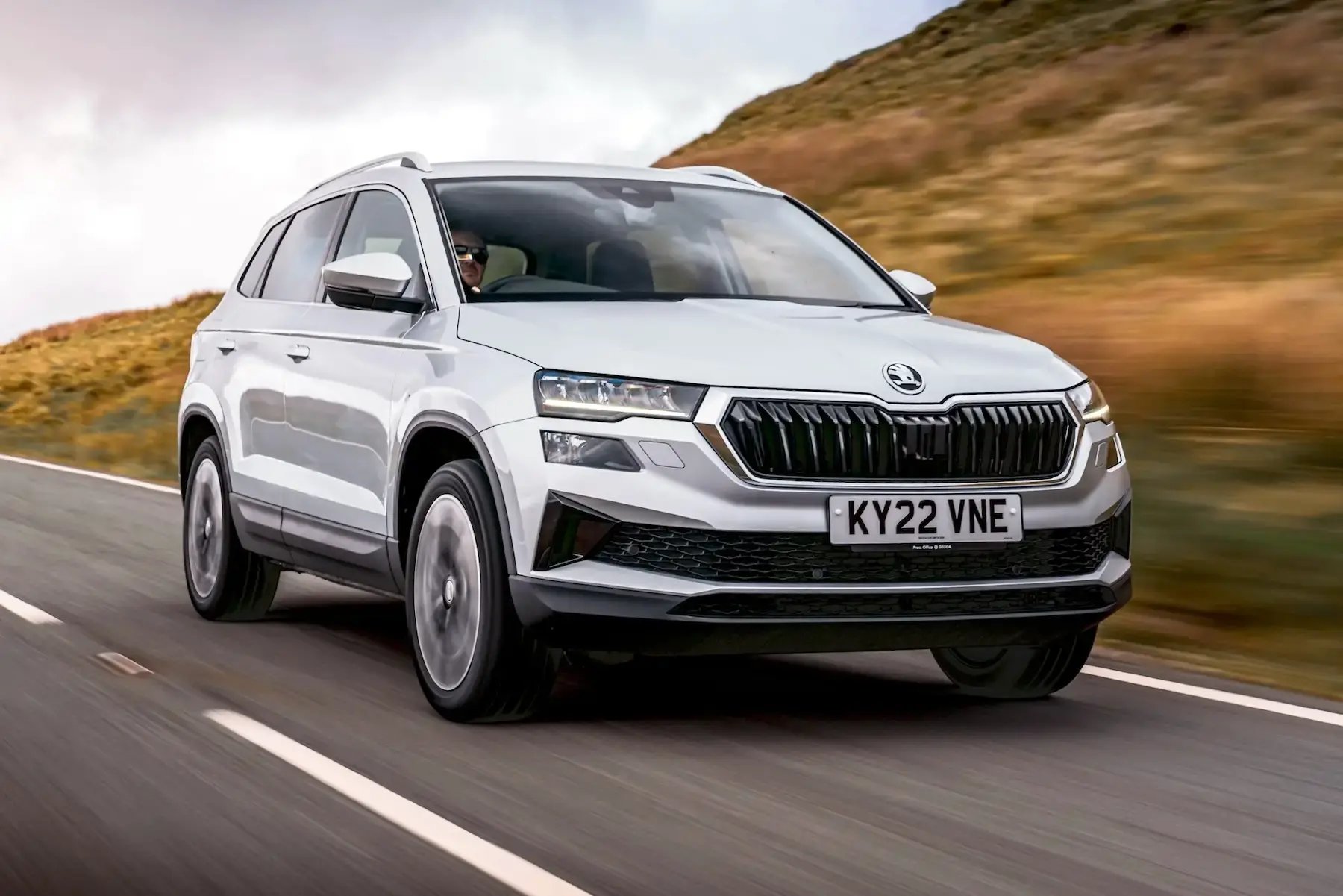 silver-Skoda-Karoq-dynamic