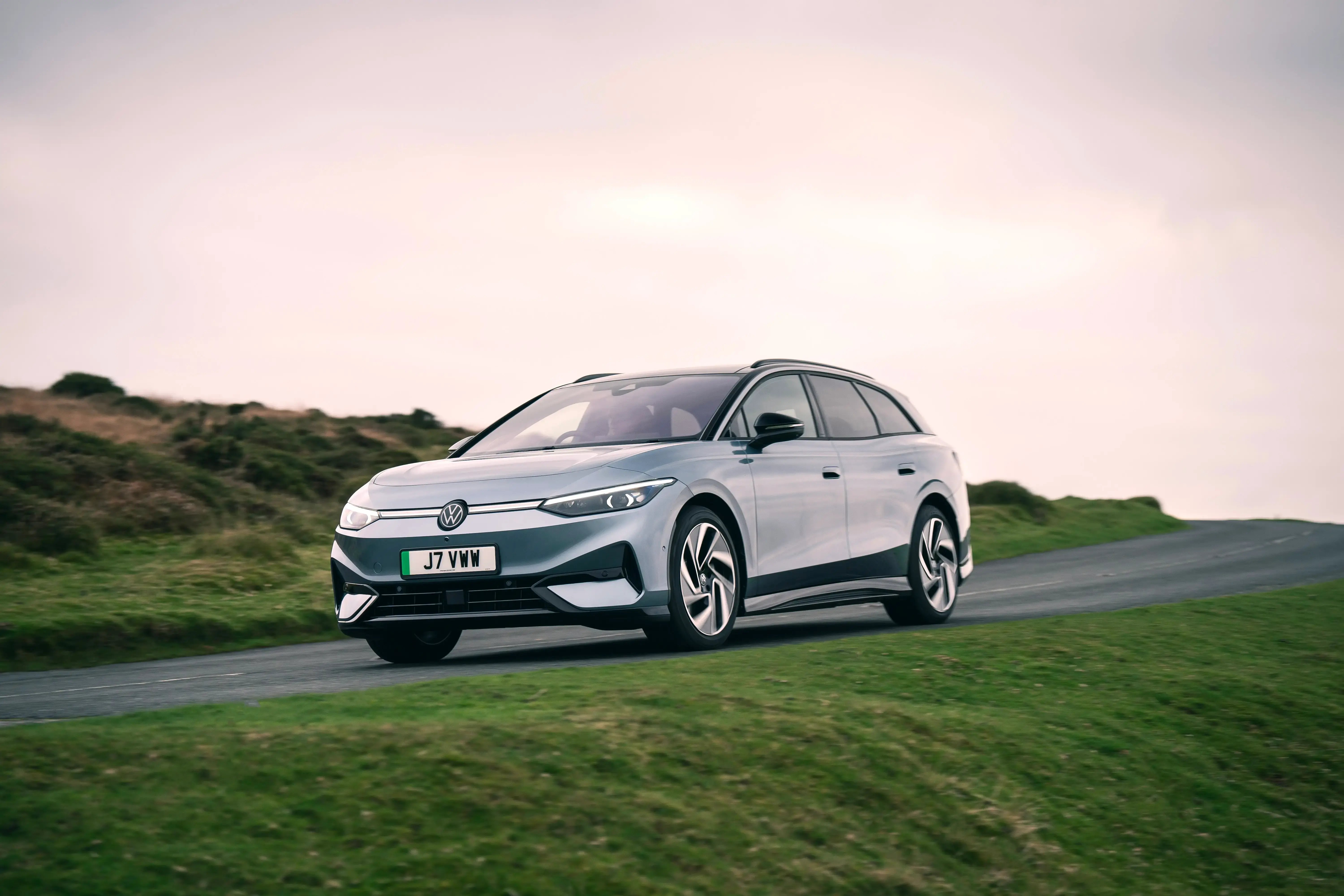 silver-Volkswagen-ID.7-Tourer-dynamic