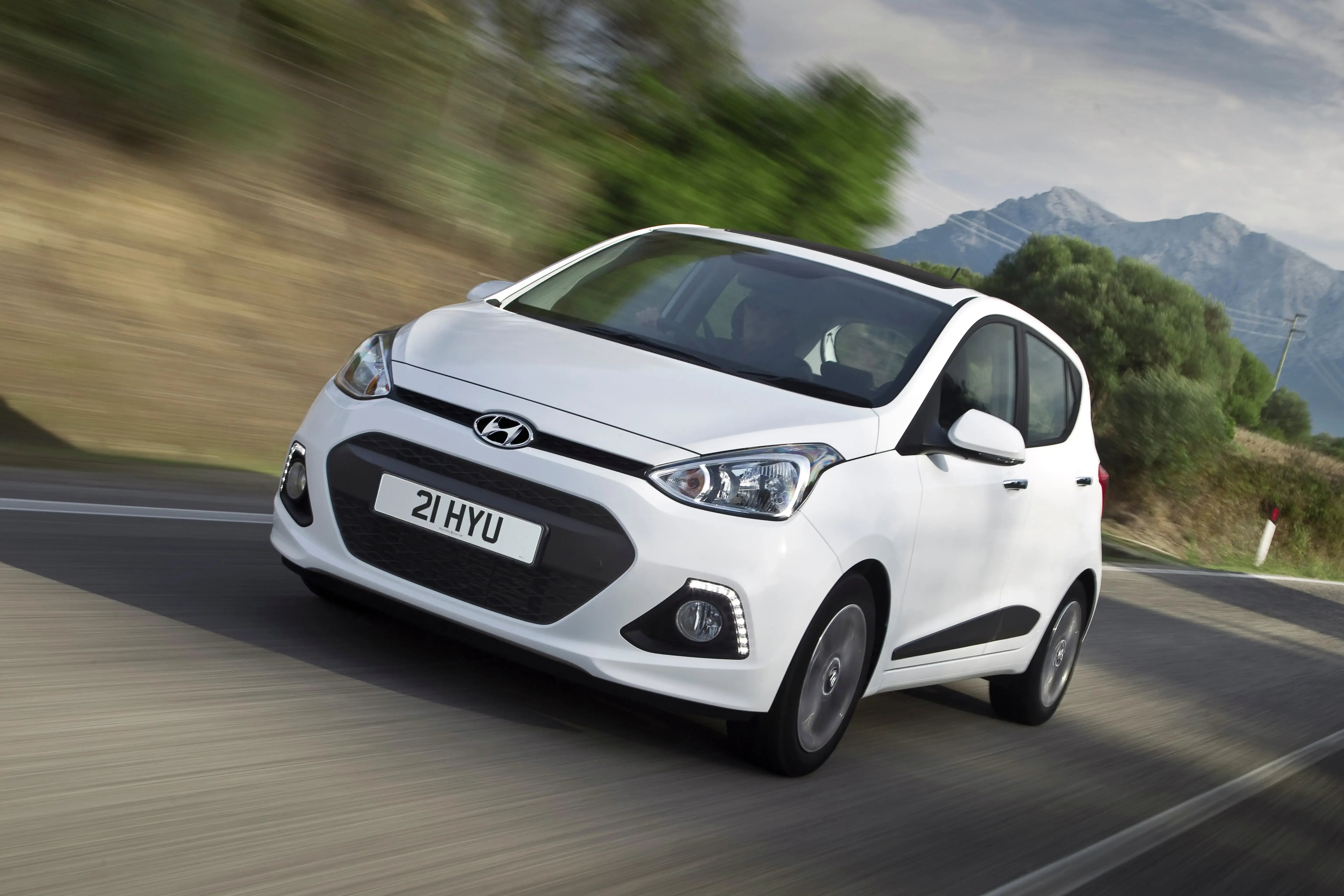 white-Hyundai-i10-dynamic-front