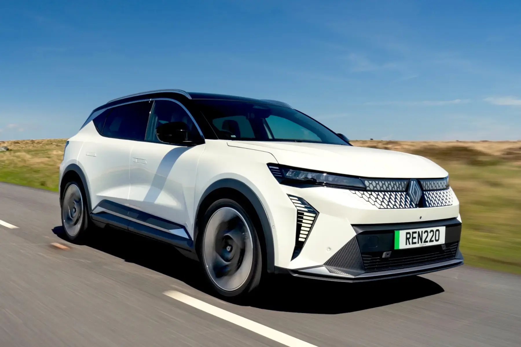 white-Renault-Scenic-E-Tech-dynamic-2
