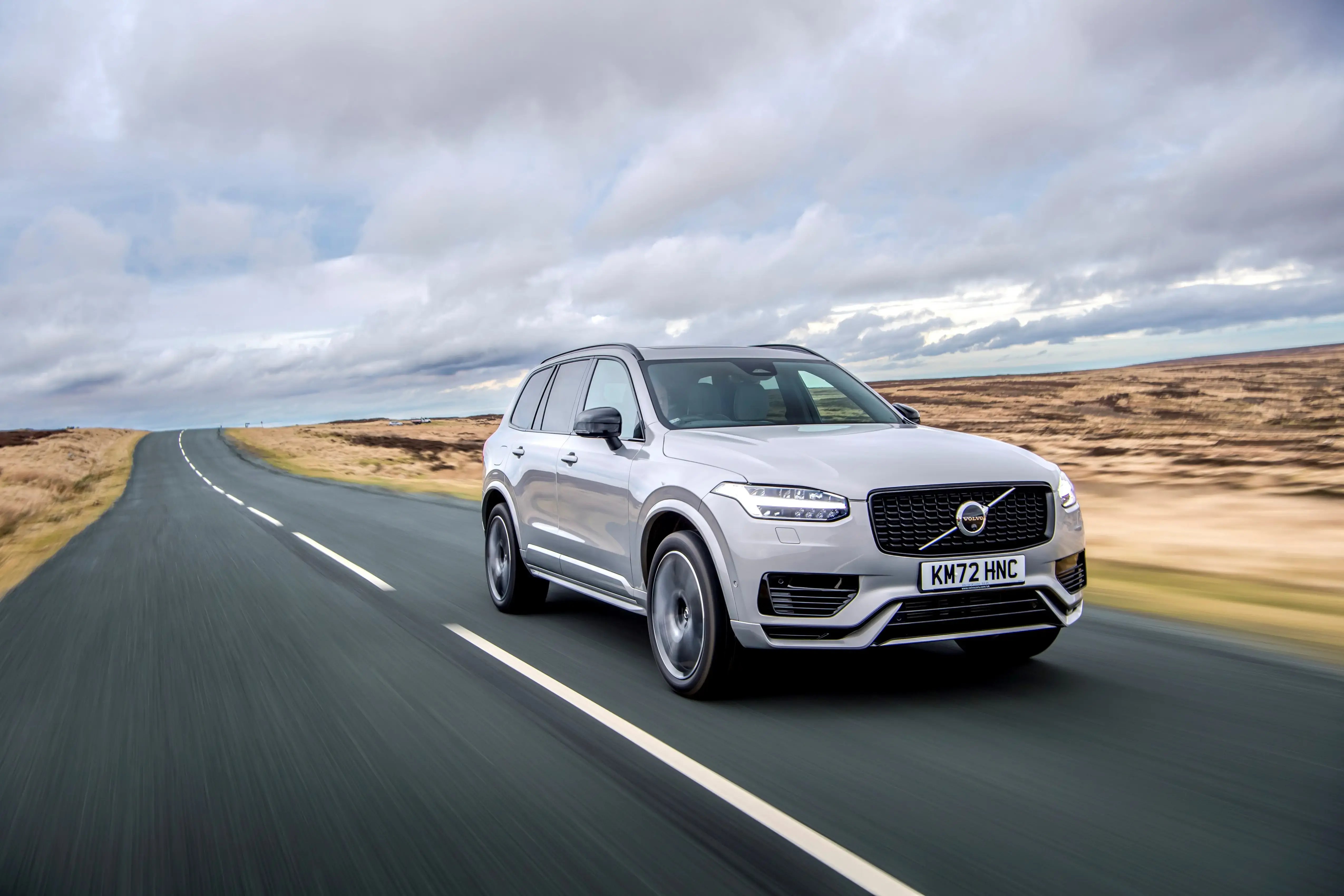 white-Volvo-XC90-Plug-in-Hybrid-T8-Plus