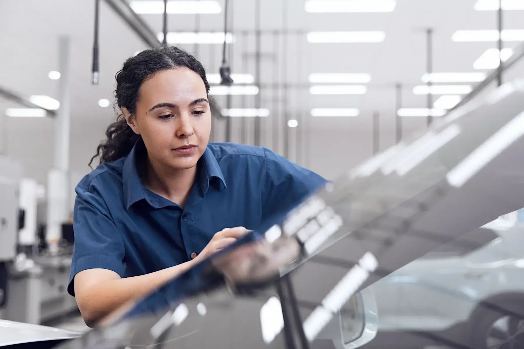 woman-cleaning-car-windscreen